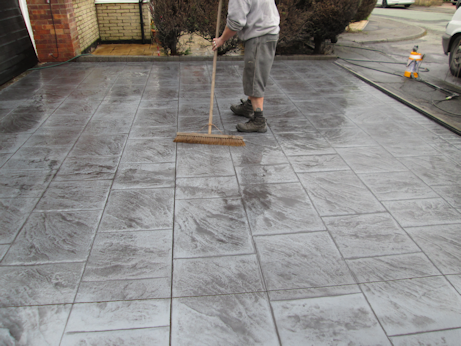 Chemical cleaning of the concrete surface